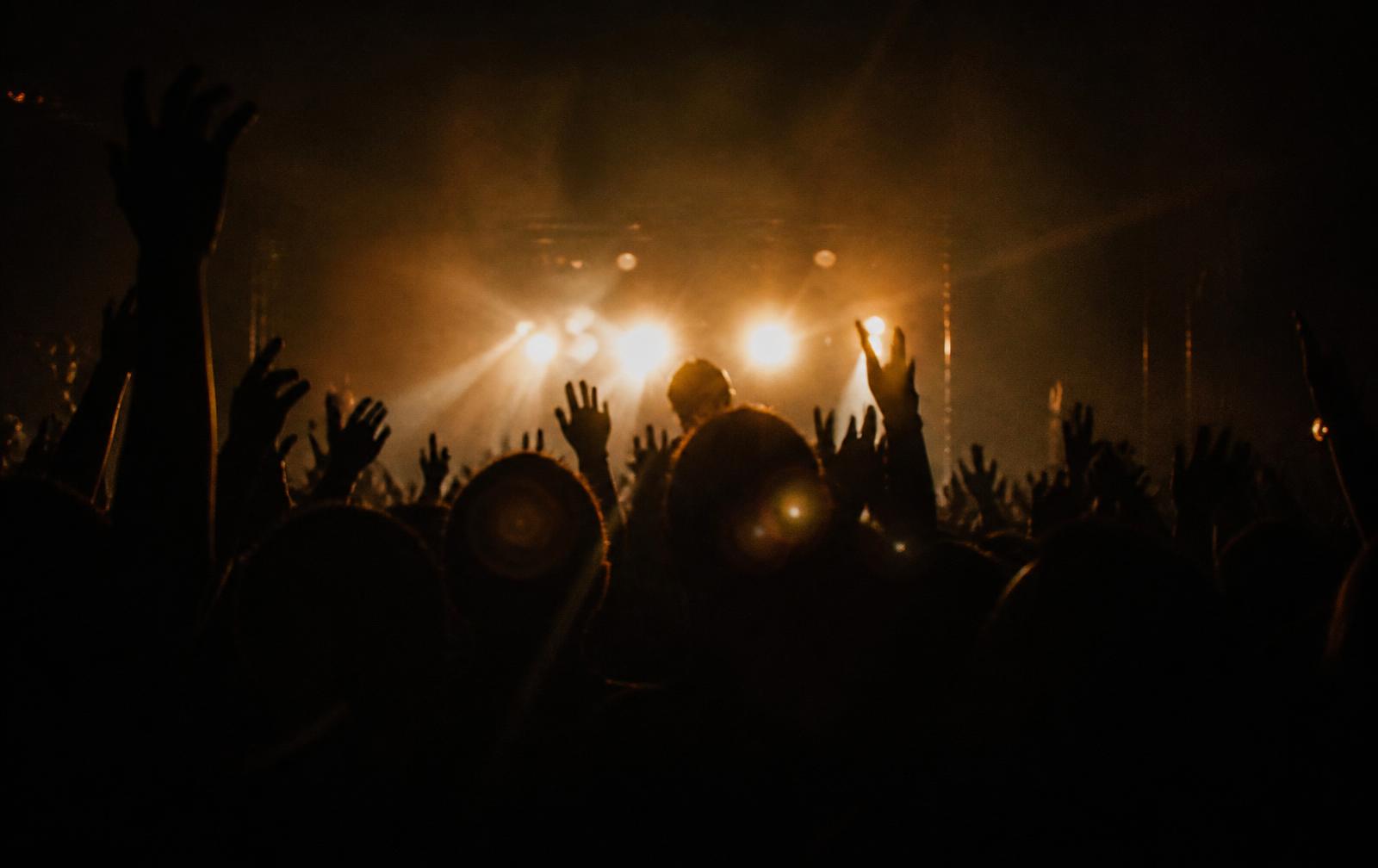 Live audience silhouettes at a DUELO TV concert